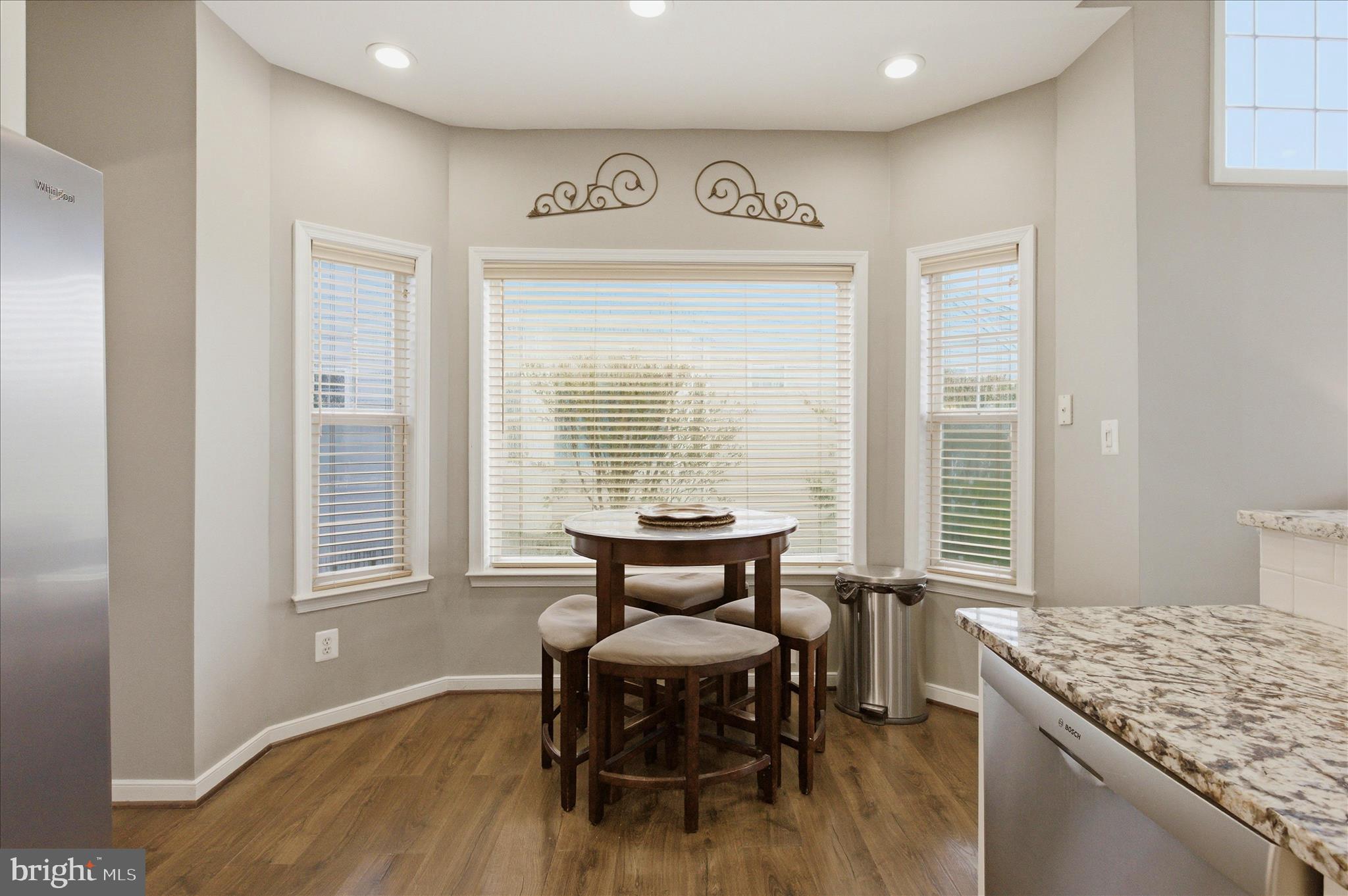 43605 Wembley Lane Chantilly, VA 20152 - Photo 9 of 41 Cozy breakfast nook in bay window