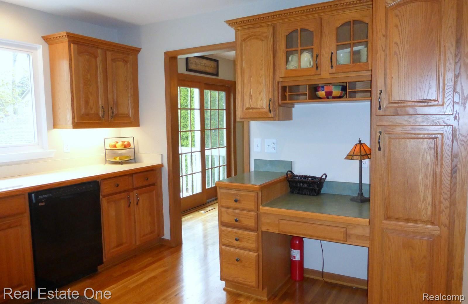 645 Hidden Ridge Drive Troy, MI 48083 - Photo 5 of 43 Beautiful Cabinets and Hardwood Flooring