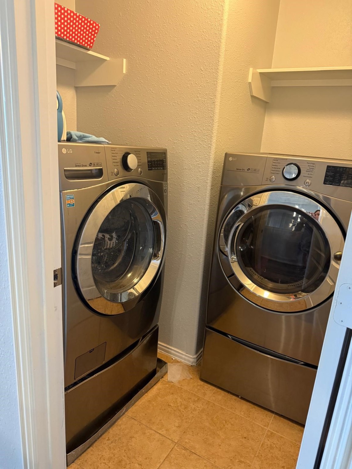 22730 Sunset Glen Lane Spring, TX 77373 - Photo 5 of 7 a utility room with dryer and washer