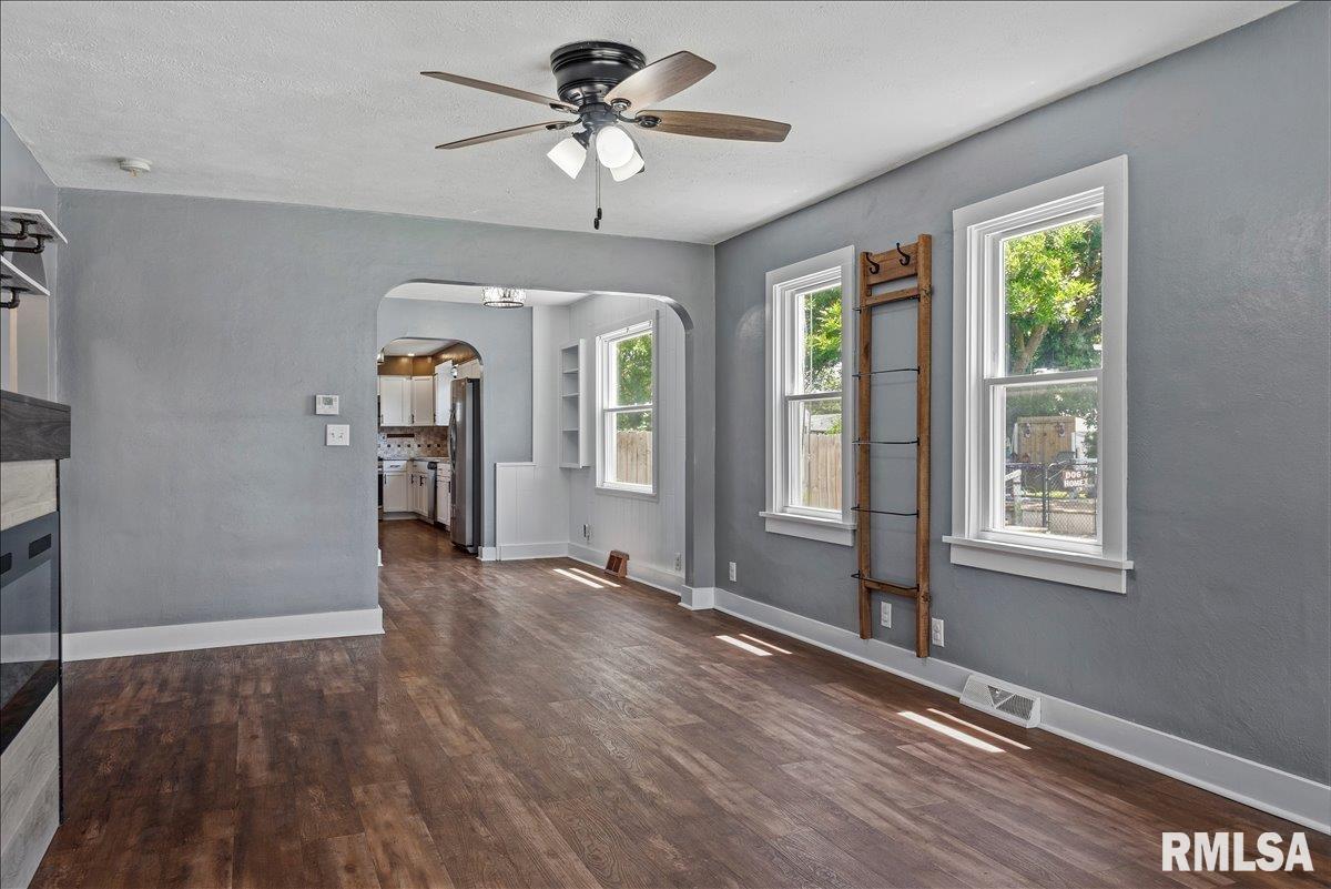 806 9th Street Pawnee, IL 62558 - Photo 4 of 36