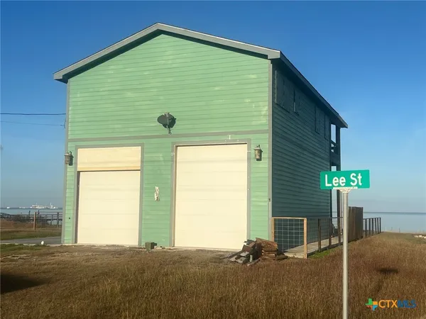 a view of a house with backyard