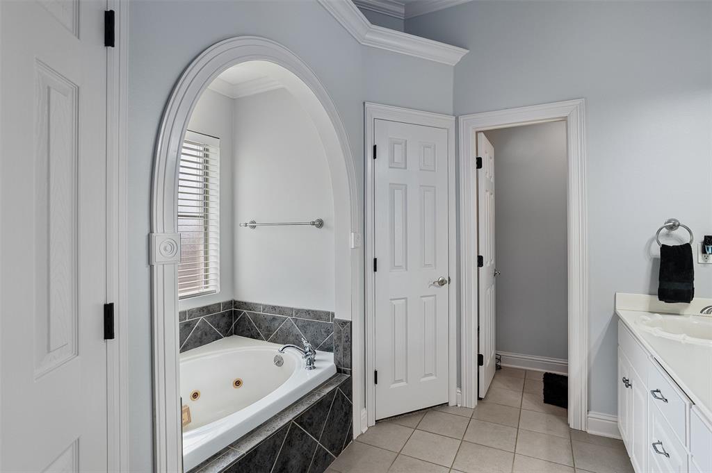 102 Fitzwilliam Street Haughton, LA 71037 - Photo 11 of 18 a bathroom with a tub a sink and a mirror