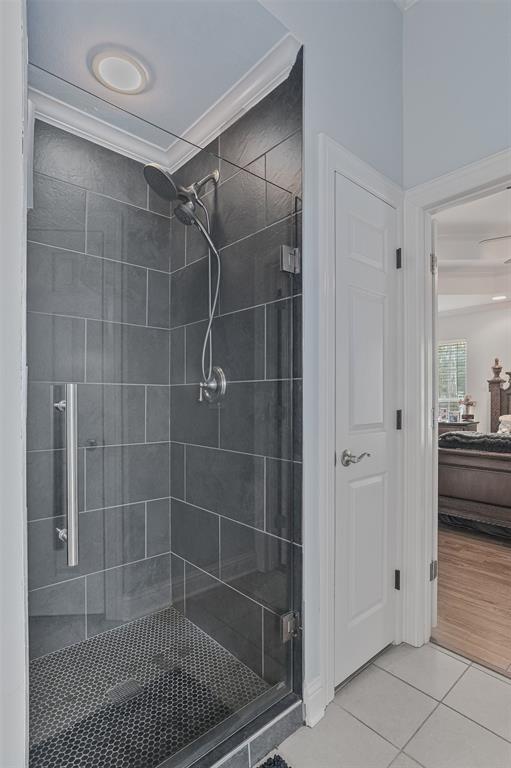 102 Fitzwilliam Street Haughton, LA 71037 - Photo 13 of 18 a bathroom with a glass shower door