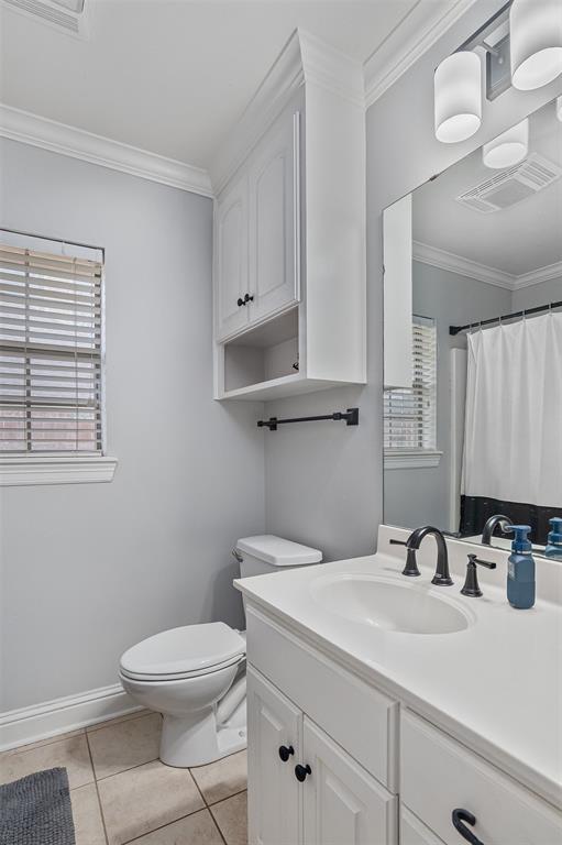 102 Fitzwilliam Street Haughton, LA 71037 - Photo 15 of 18 a bathroom with a toilet sink and mirror