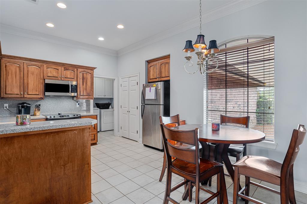 102 Fitzwilliam Street Haughton, LA 71037 - Photo 6 of 18 a table and chairs in a kitchen