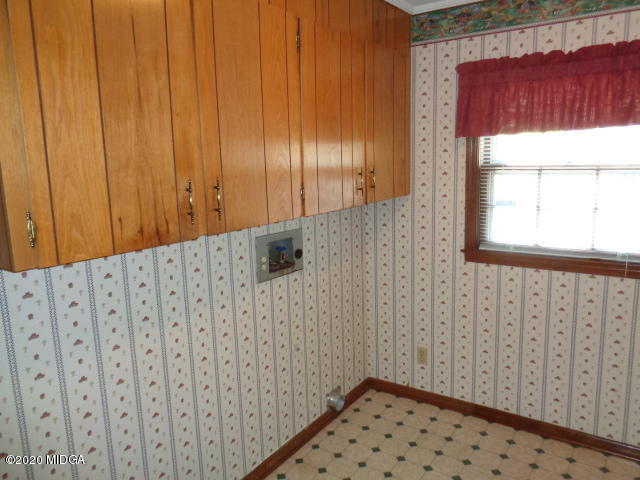 5539 Bankston Lake Road Macon, GA 31216 - Photo 13 of 29 a bathroom with a shower curtain