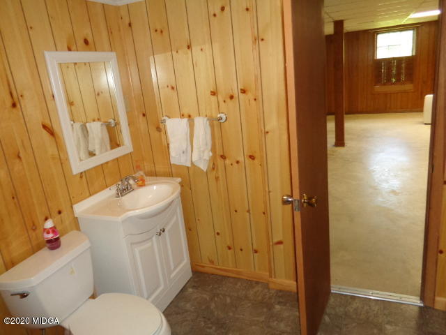 5539 Bankston Lake Road Macon, GA 31216 - Photo 28 of 29 a bathroom with a sink toilet and shower