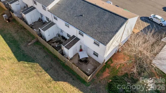 a view of an house with backyard