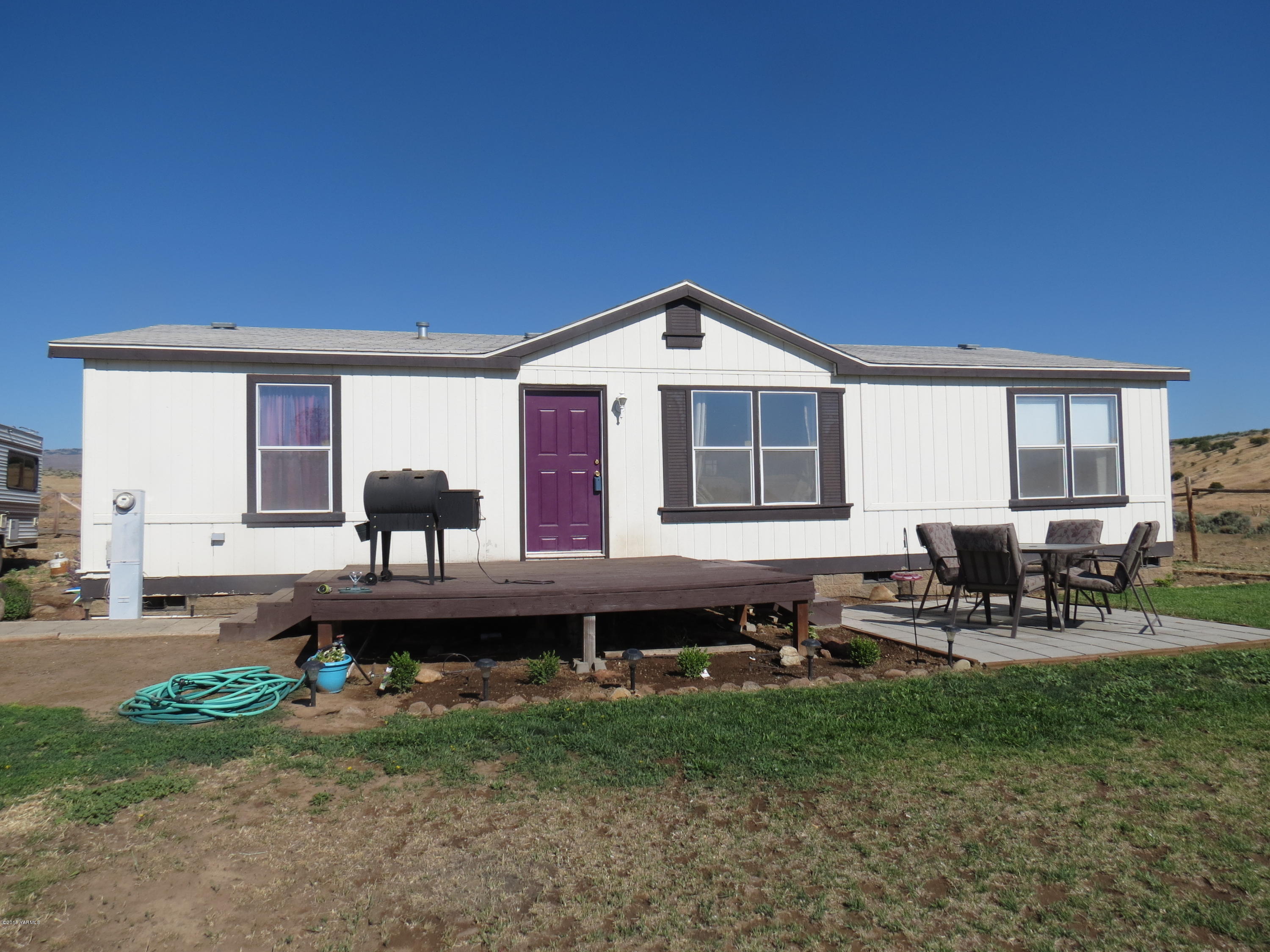515 Burnham Road Yakima, WA 98908 - Photo 2 of 20 a front view of a house with table and chairs