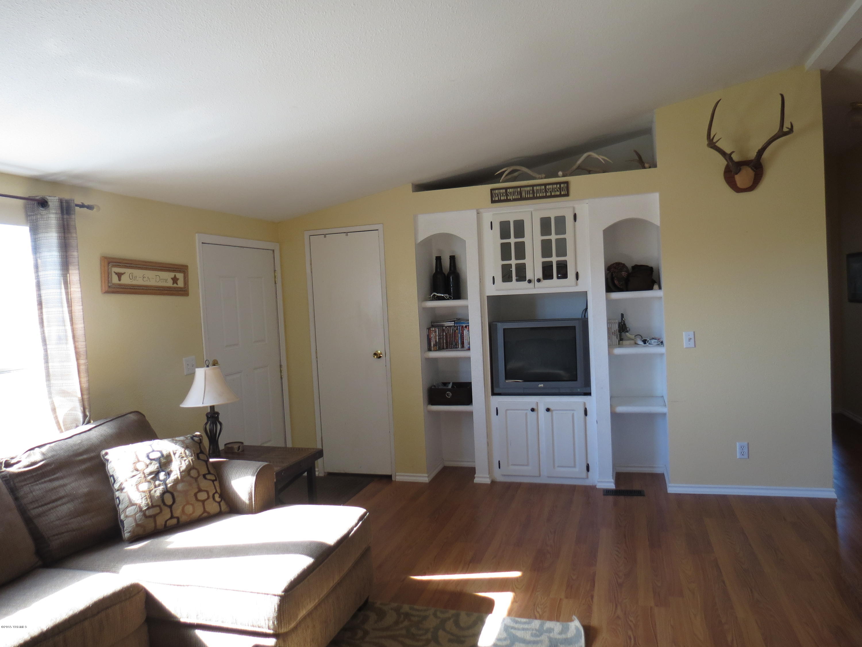 515 Burnham Road Yakima, WA 98908 - Photo 11 of 20 a living room with furniture and wooden floor