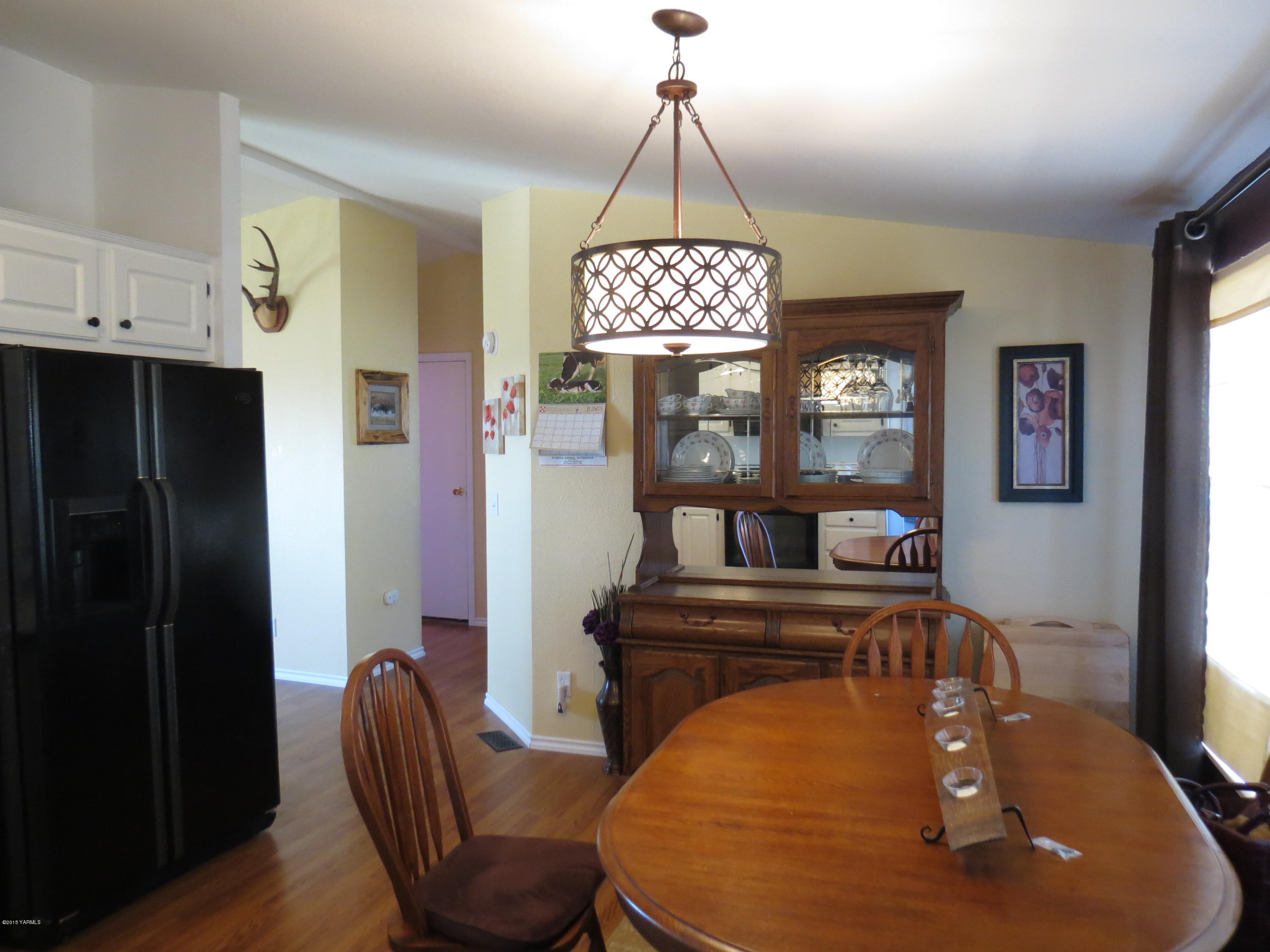 515 Burnham Road Yakima, WA 98908 - Photo 13 of 20 a workspace with furniture window and wooden floor