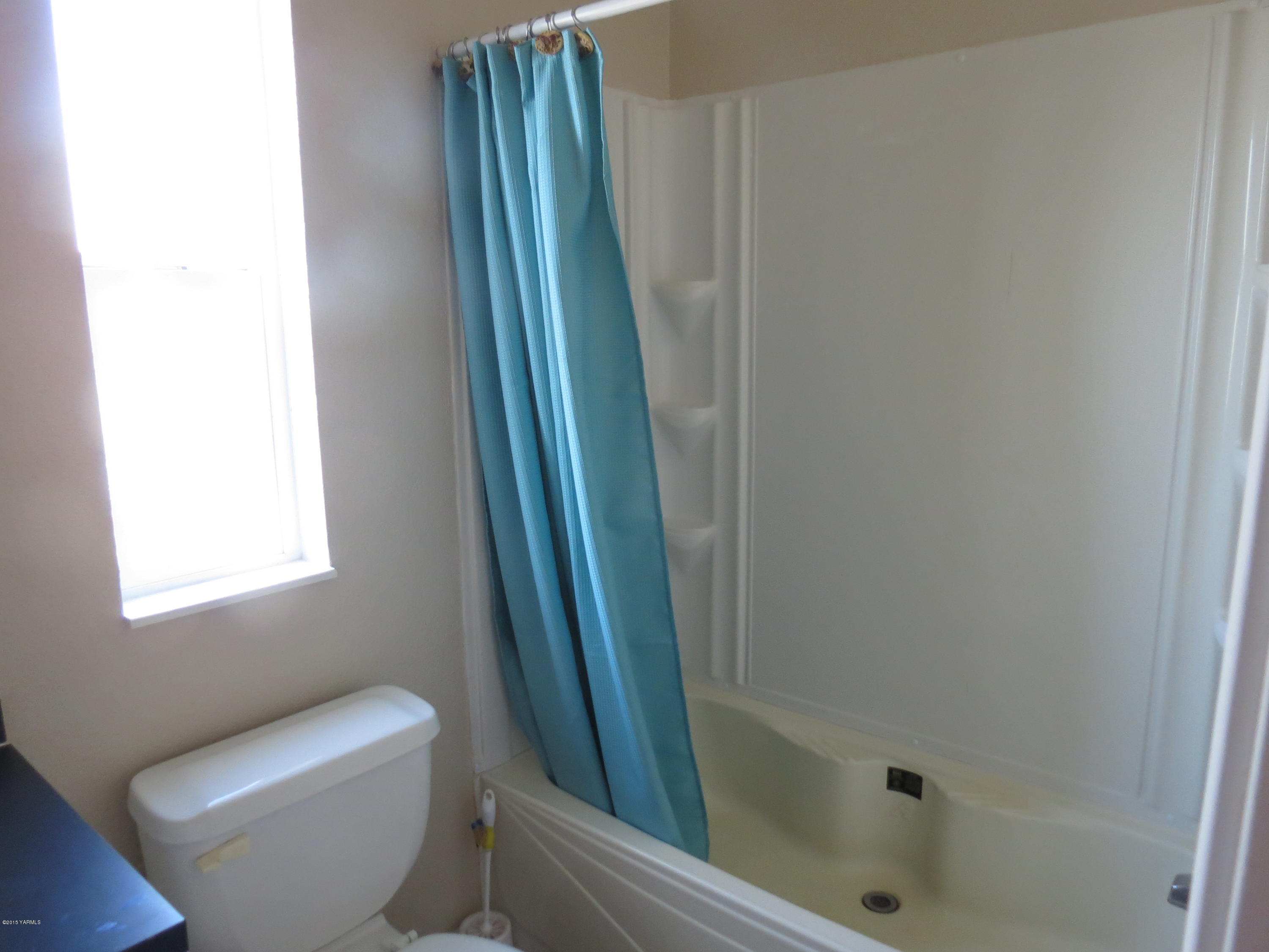 515 Burnham Road Yakima, WA 98908 - Photo 17 of 20 a bathroom with a shower and toilet