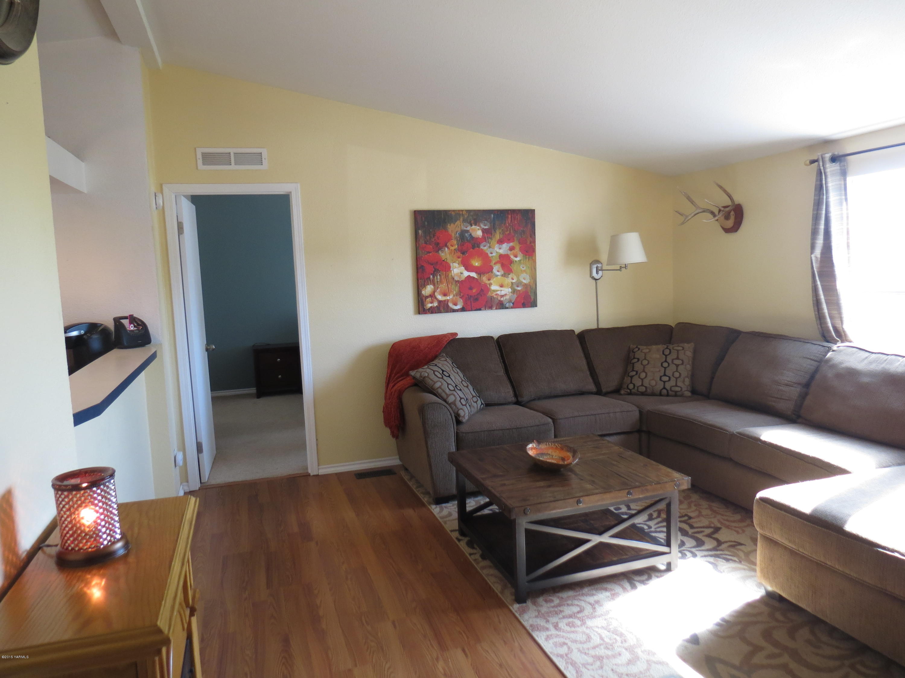 515 Burnham Road Yakima, WA 98908 - Photo 10 of 20 a living room with furniture and a couch