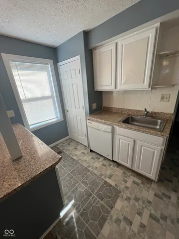 $795 | 918 North Kealing Avenue, Indianapolis, IN 46201