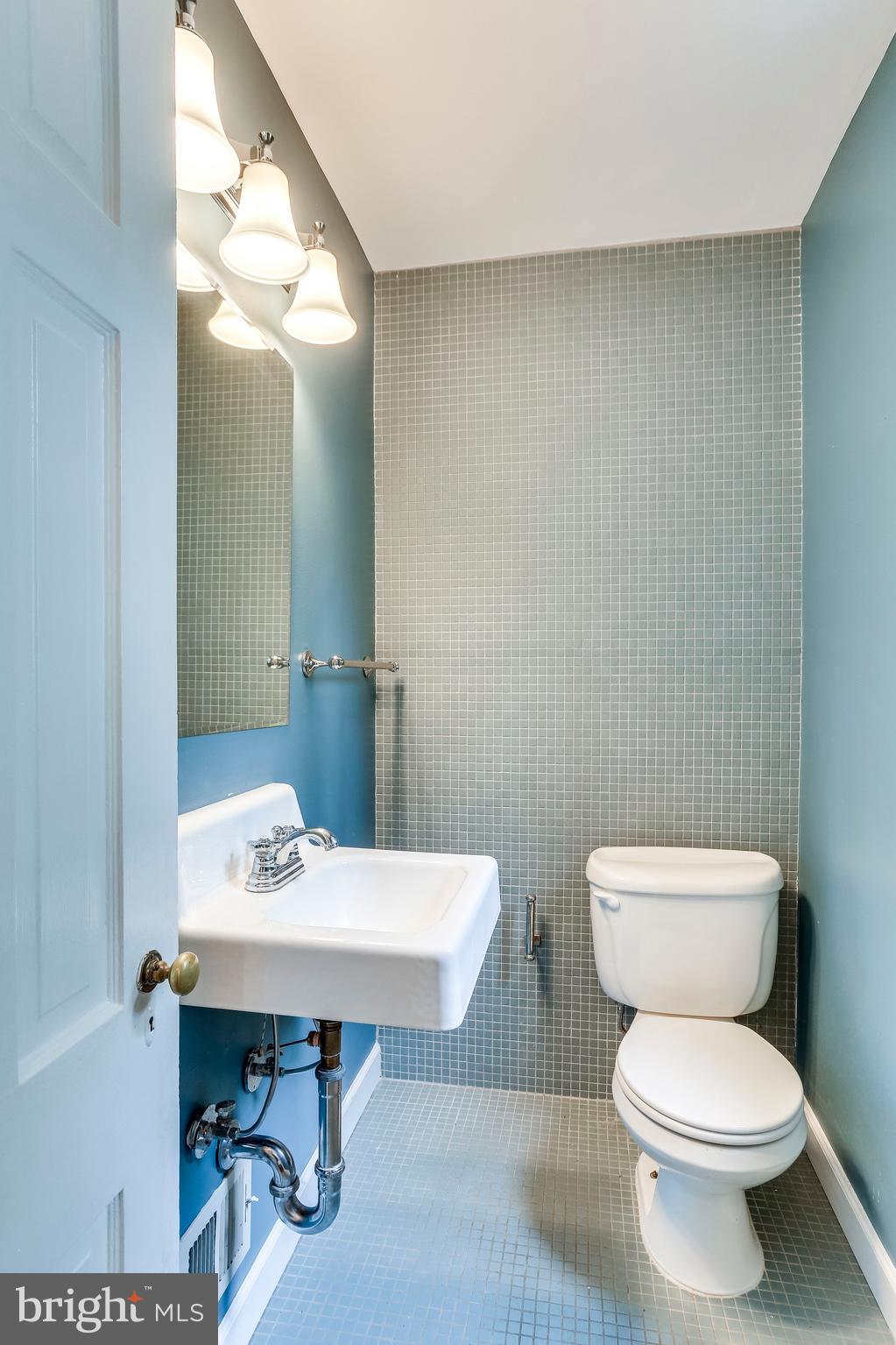 3441 North Glebe Road Arlington, VA 22207 - Photo 14 of 41 Powder Room