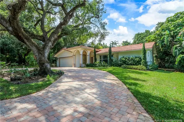 a view of house with a yard