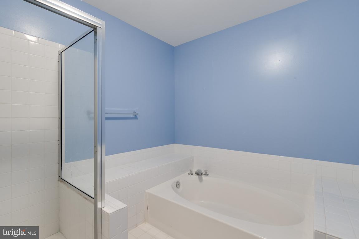 6192 Good Hunters Ride Columbia, MD 21045 - Photo 22 of 42 Separate Shower/Soaking Tub