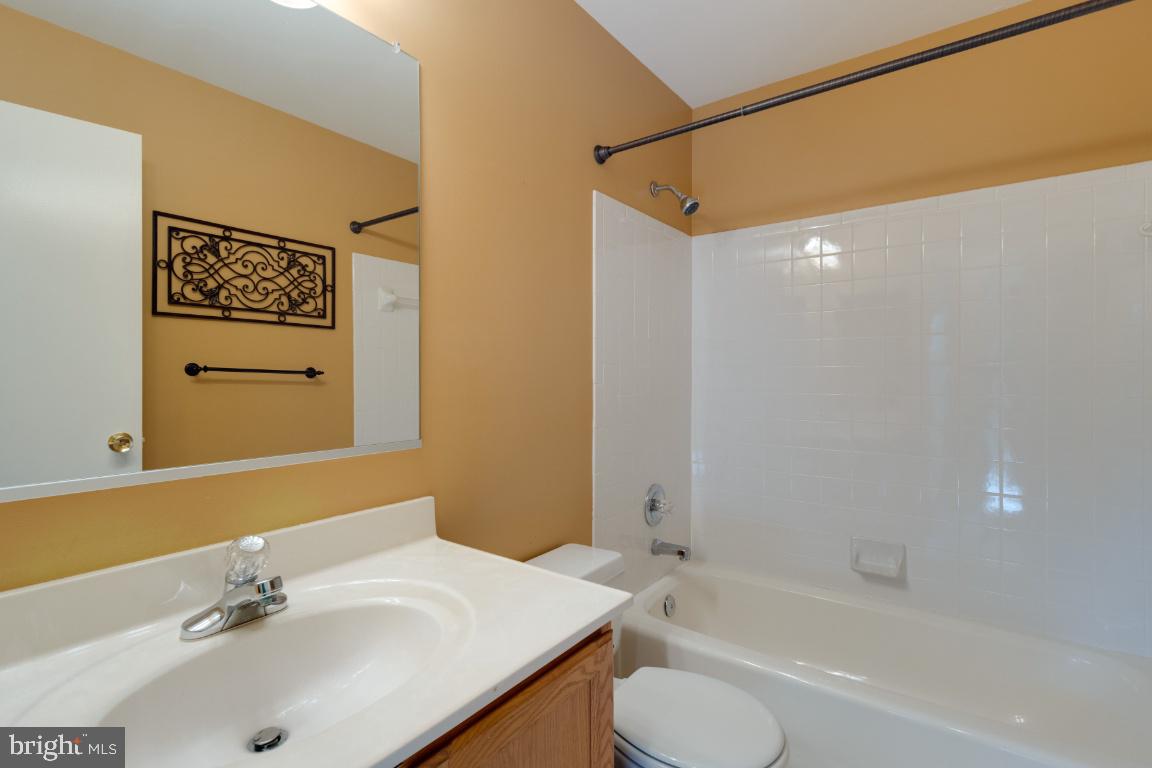 6192 Good Hunters Ride Columbia, MD 21045 - Photo 29 of 42 Shared Hall Bathroom