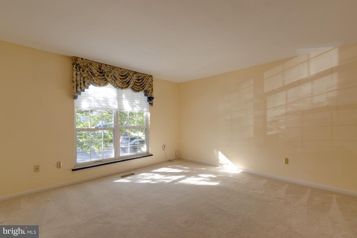 6192 Good Hunters Ride Columbia, MD 21045 - Photo 5 of 42 Spacious Living Room