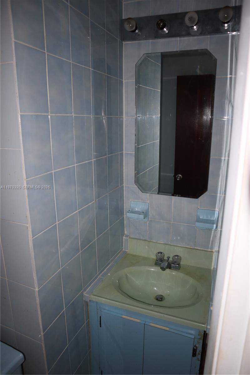 6514 Southwest 107th Place Miami, FL 33173 - Photo 17 of 18 a bathroom with a sink and mirror