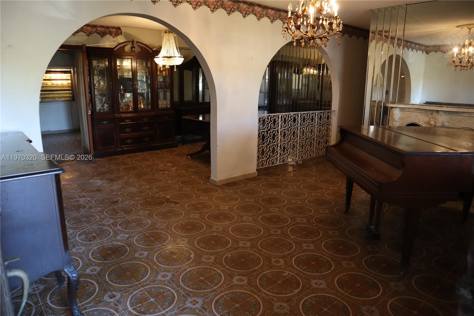 6514 Southwest 107th Place Miami, FL 33173 - Photo 4 of 18 a view of entryway with a mirror