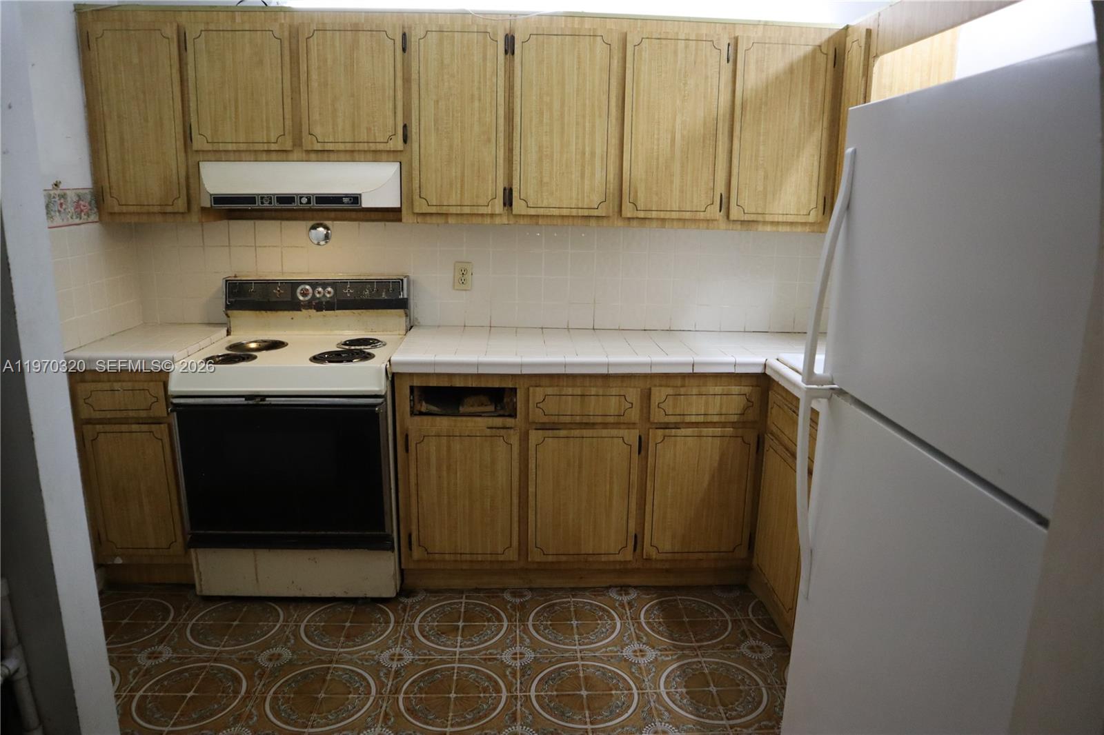 6514 Southwest 107th Place Miami, FL 33173 - Photo 8 of 18 a utility room with washer and dryer