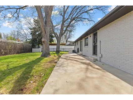 a view of a yard with a house
