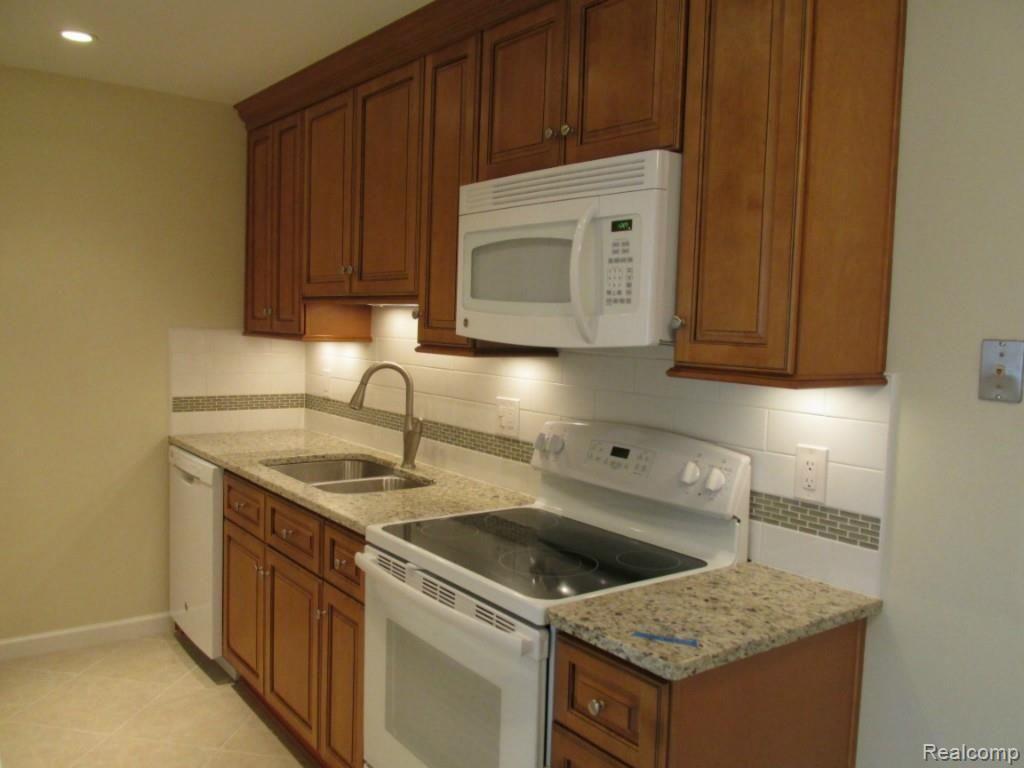 801 Plate Street, Unit 108 Rochester, MI 48307 - Photo 5 of 11 pl-kitch-1.jpg