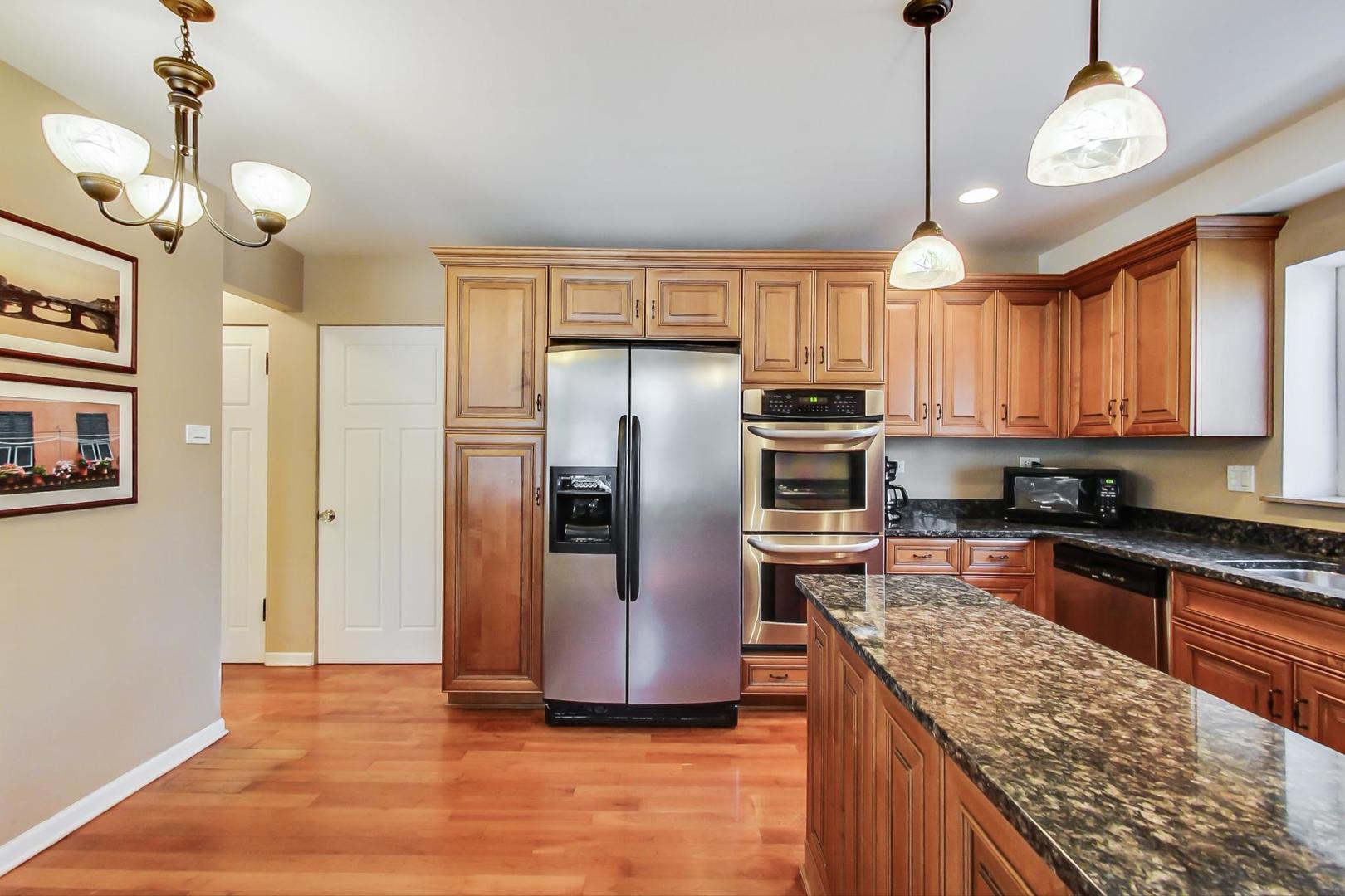 616 Selborne Road Riverside, IL 60546 - Photo 7 of 51
