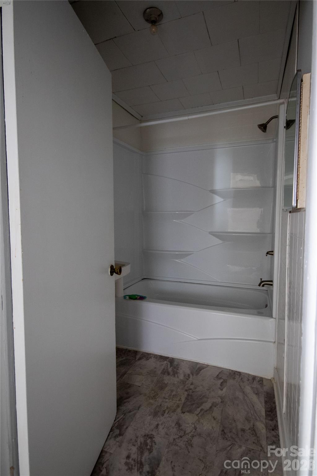 231 Cedar Valley Road Hudson, NC 28638 - Photo 12 of 33 a bathroom with a bath tub