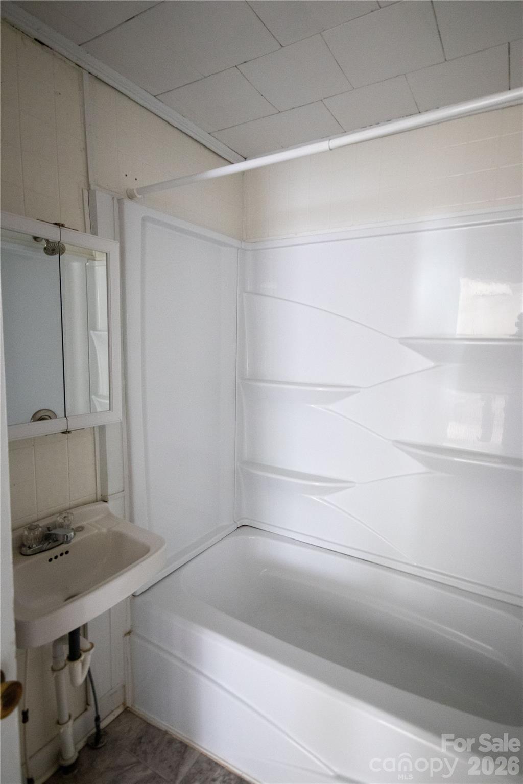 231 Cedar Valley Road Hudson, NC 28638 - Photo 13 of 33 a bathroom with a bathtub