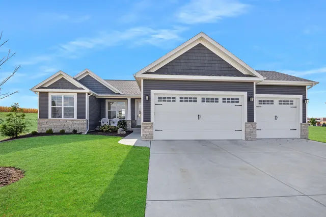 $489,000 | 1511 Lincoln Pk Drive, Bloomington, IL 61705