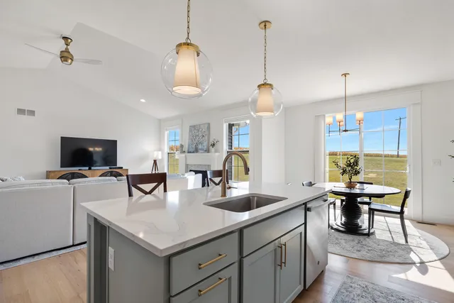 $489,000 | 1511 Lincoln Pk Drive, Bloomington, IL 61705