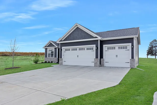 $489,000 | 1511 Lincoln Pk Drive, Bloomington, IL 61705