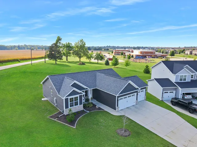 $489,000 | 1511 Lincoln Pk Drive, Bloomington, IL 61705