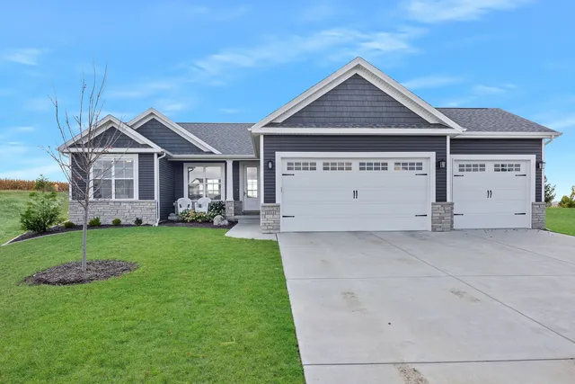 $489,000 | 1511 Lincoln Pk Drive, Bloomington, IL 61705