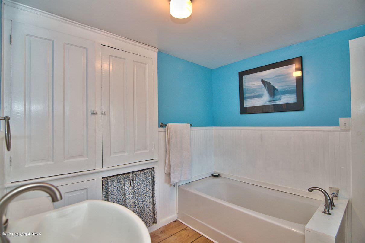 526 Weir Mountain Road Gilbert, PA 18331 - Photo 43 of 127 a bathroom with a bathtub and a sink