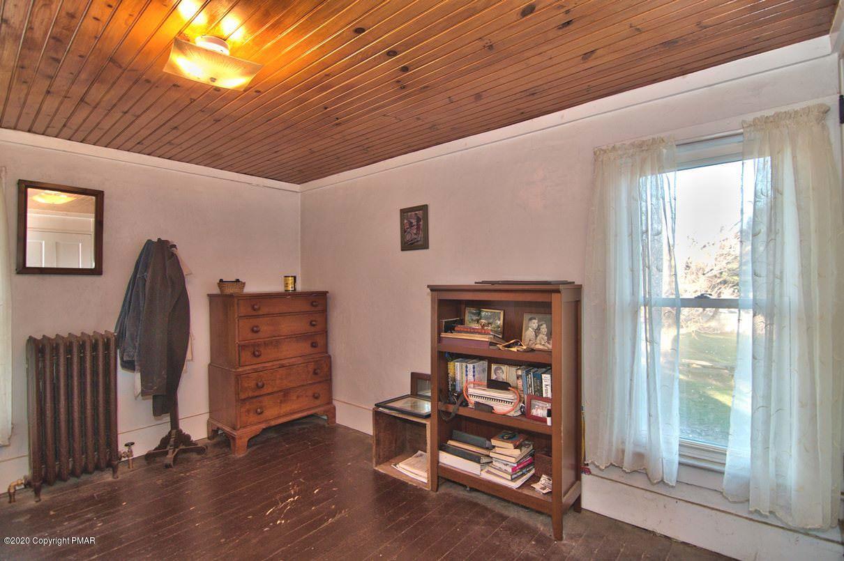 526 Weir Mountain Road Gilbert, PA 18331 - Photo 59 of 127 a view of a livingroom with furniture and windows