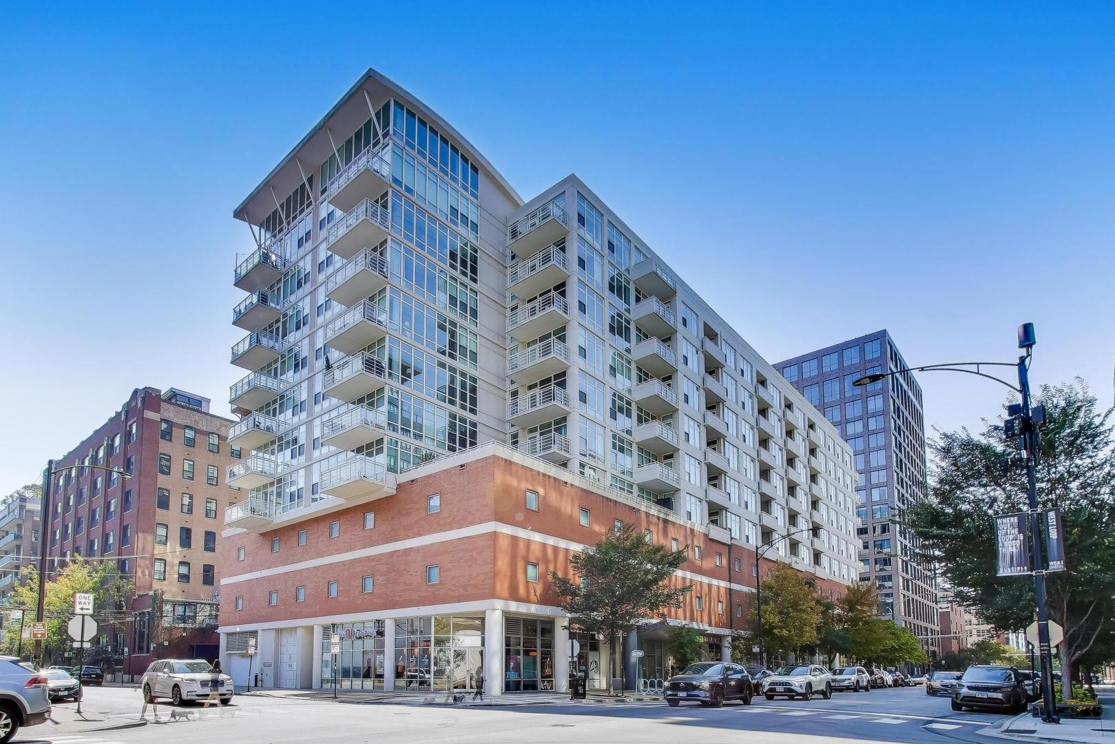 909 West Washington Boulevard, Unit 811 Chicago, IL 60607 - Photo 1 of 28 a front view of a building