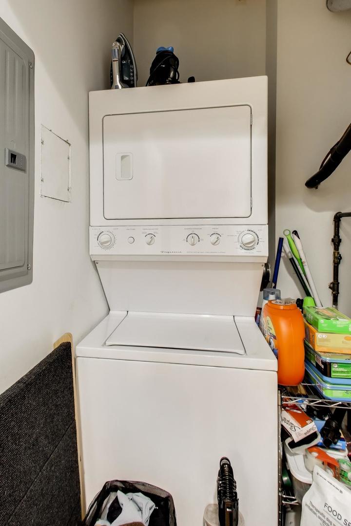 909 West Washington Boulevard, Unit 811 Chicago, IL 60607 - Photo 14 of 28 a utility room with dryer and washer
