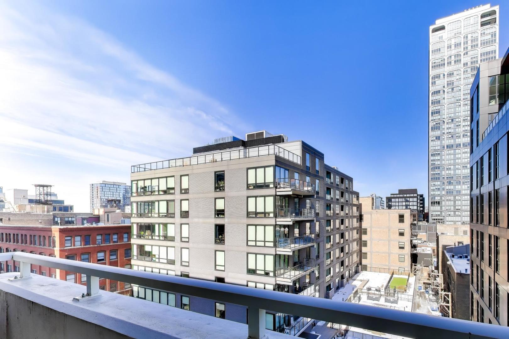 909 West Washington Boulevard, Unit 811 Chicago, IL 60607 - Photo 16 of 28 a view of a large building