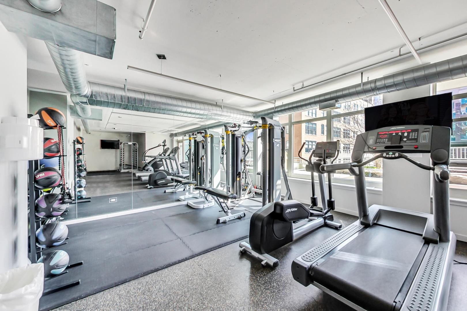 909 West Washington Boulevard, Unit 811 Chicago, IL 60607 - Photo 18 of 28 a view of a room with gym equipment