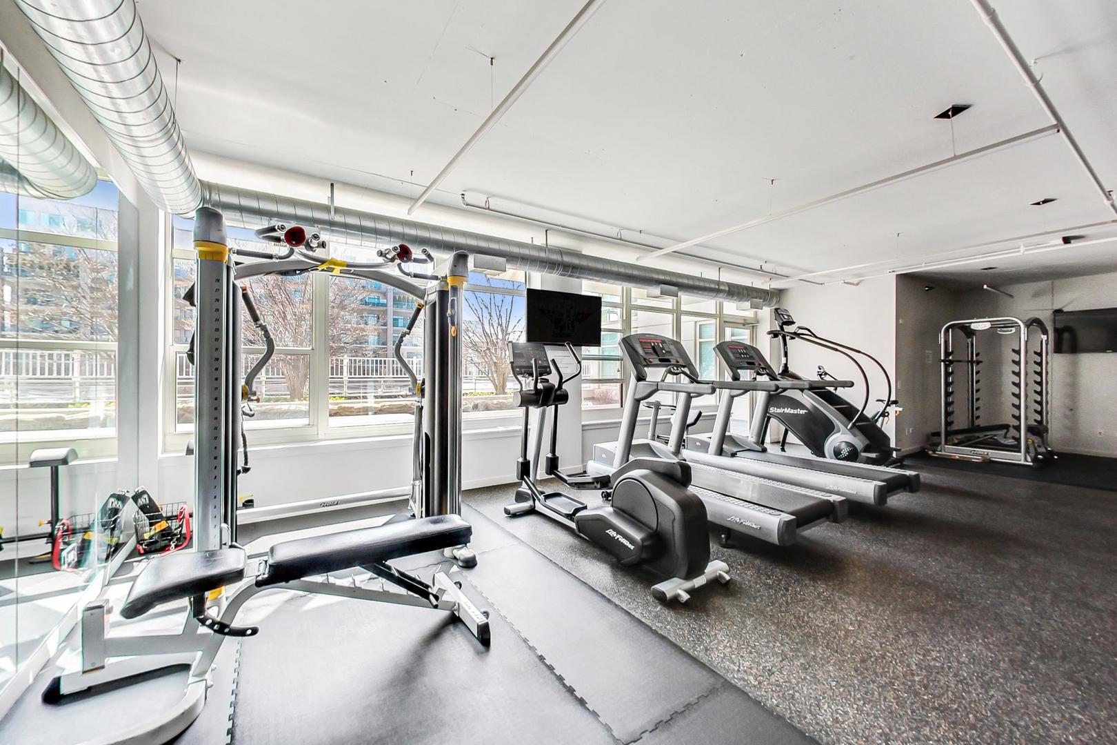 909 West Washington Boulevard, Unit 811 Chicago, IL 60607 - Photo 19 of 28 a view of a room with gym equipment