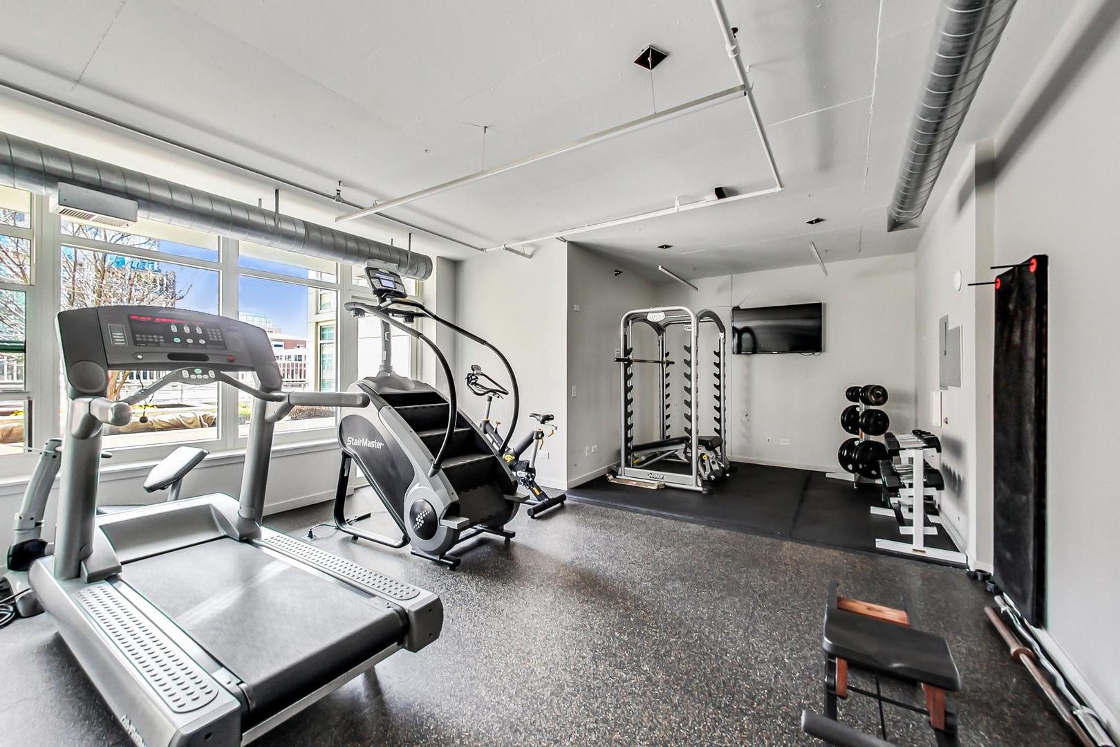 909 West Washington Boulevard, Unit 811 Chicago, IL 60607 - Photo 20 of 28 a view of a room with gym equipment