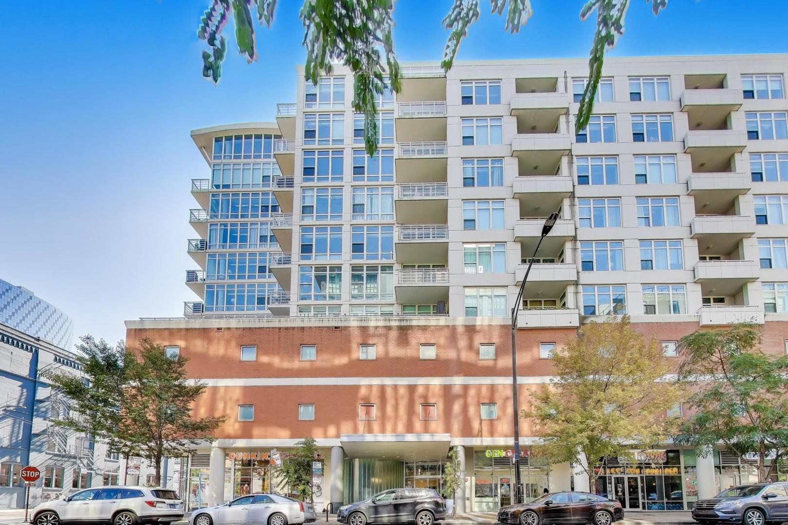 909 West Washington Boulevard, Unit 811 Chicago, IL 60607 - Photo 2 of 28 a front view of a building with a street