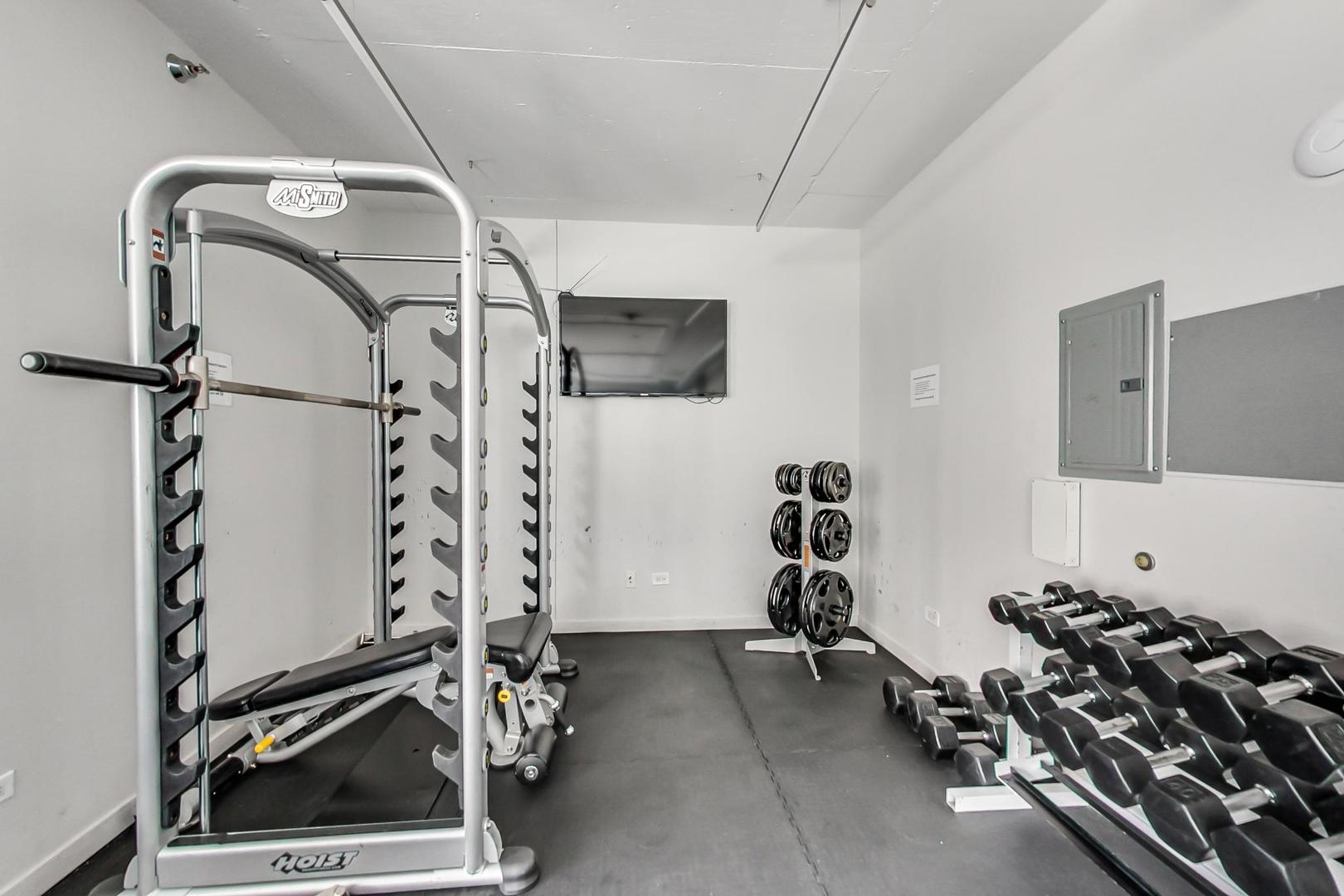 909 West Washington Boulevard, Unit 811 Chicago, IL 60607 - Photo 22 of 28 a view of a room with gym equipment