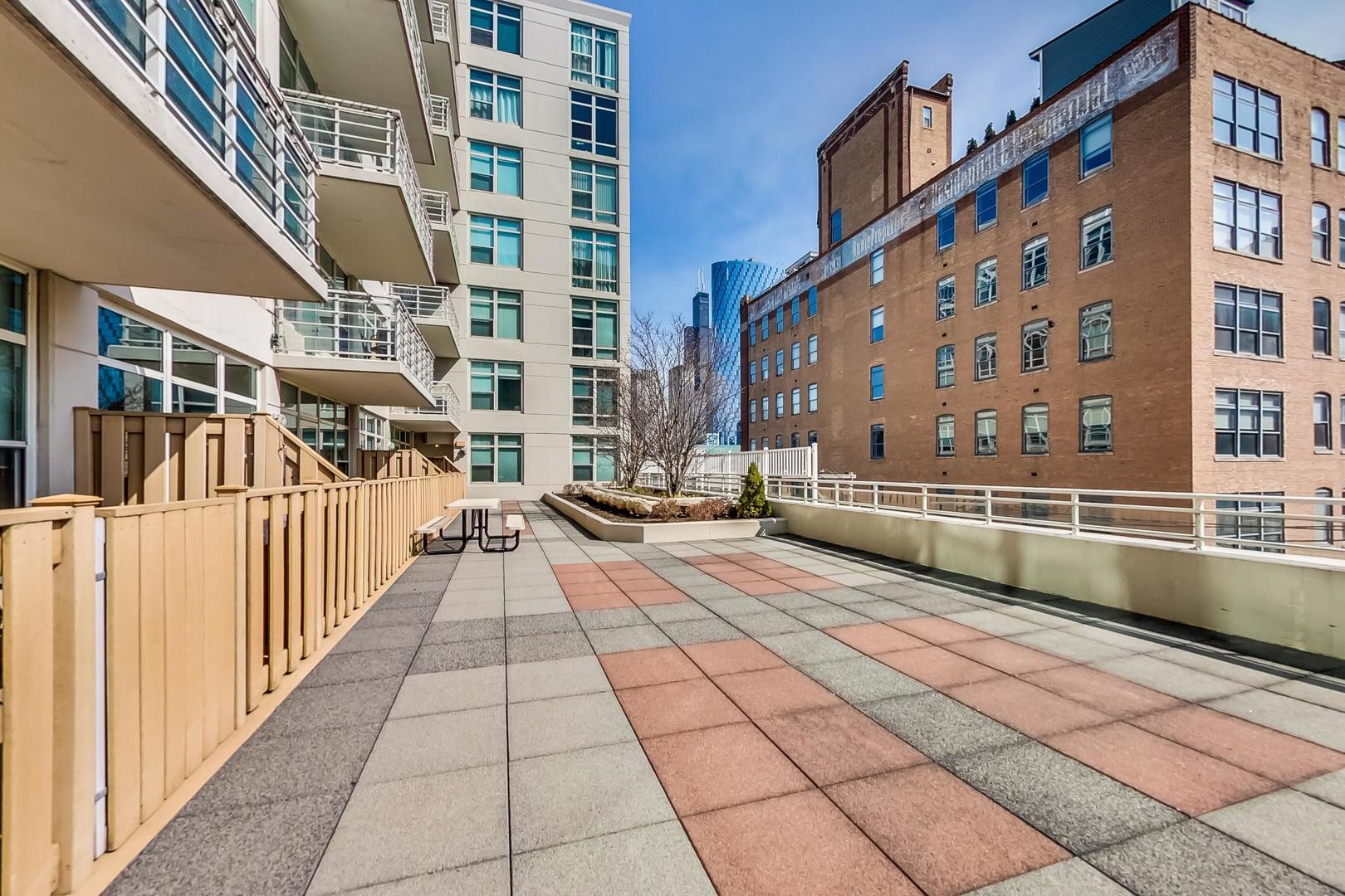 909 West Washington Boulevard, Unit 811 Chicago, IL 60607 - Photo 24 of 28 a view of a building and a street