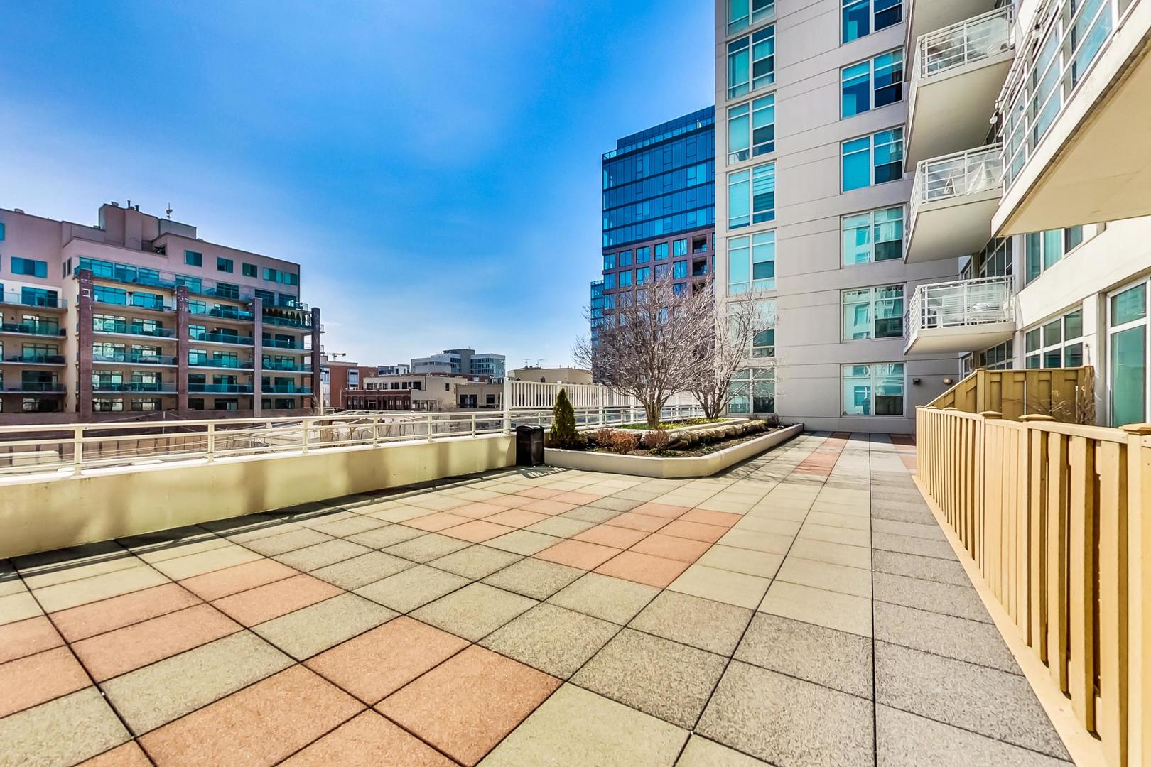 909 West Washington Boulevard, Unit 811 Chicago, IL 60607 - Photo 25 of 28 a view of balcony with seating space