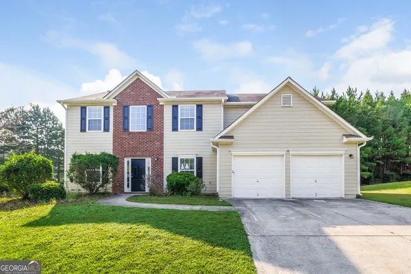 a view of a yard in front of house
