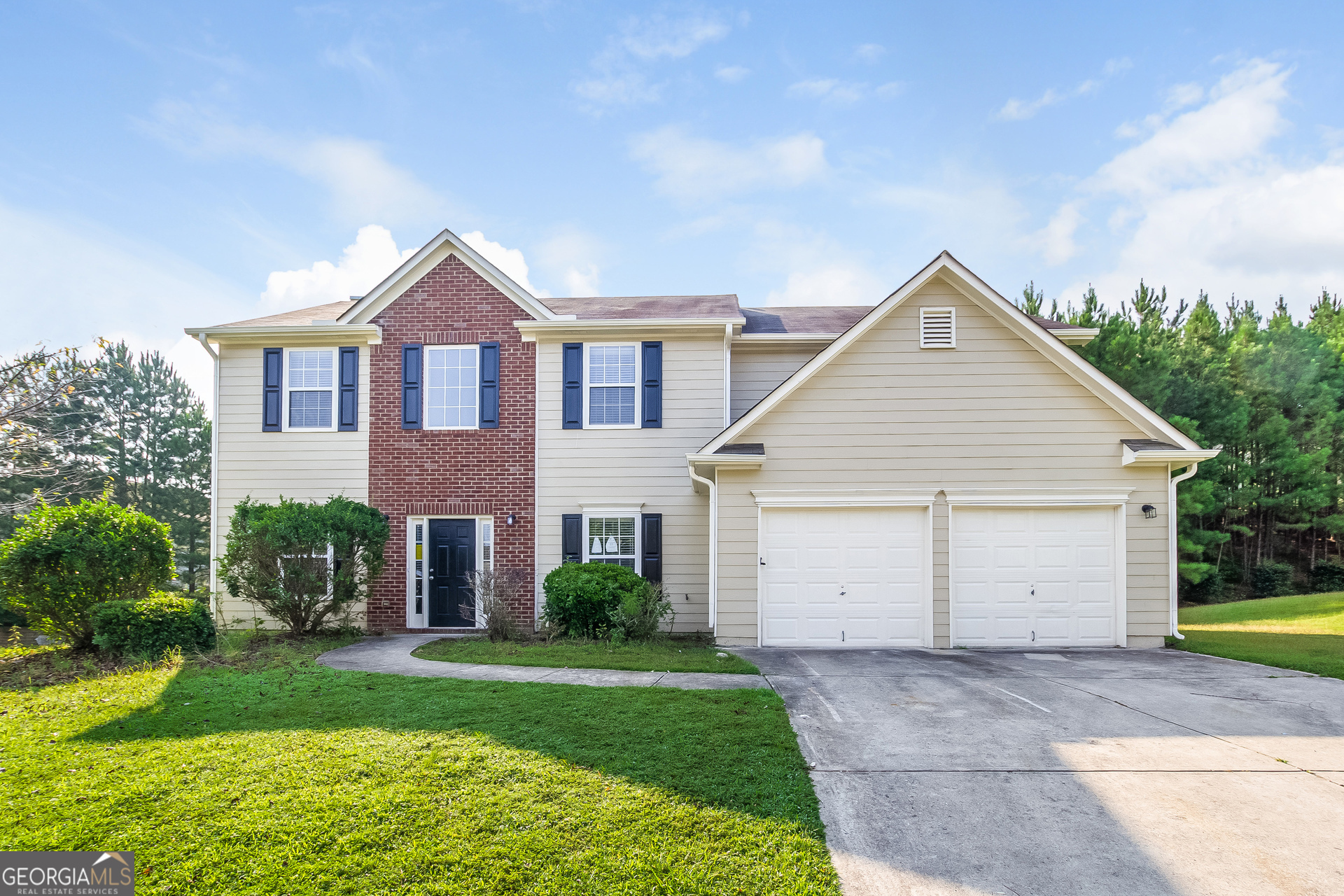 a view of a yard in front of house